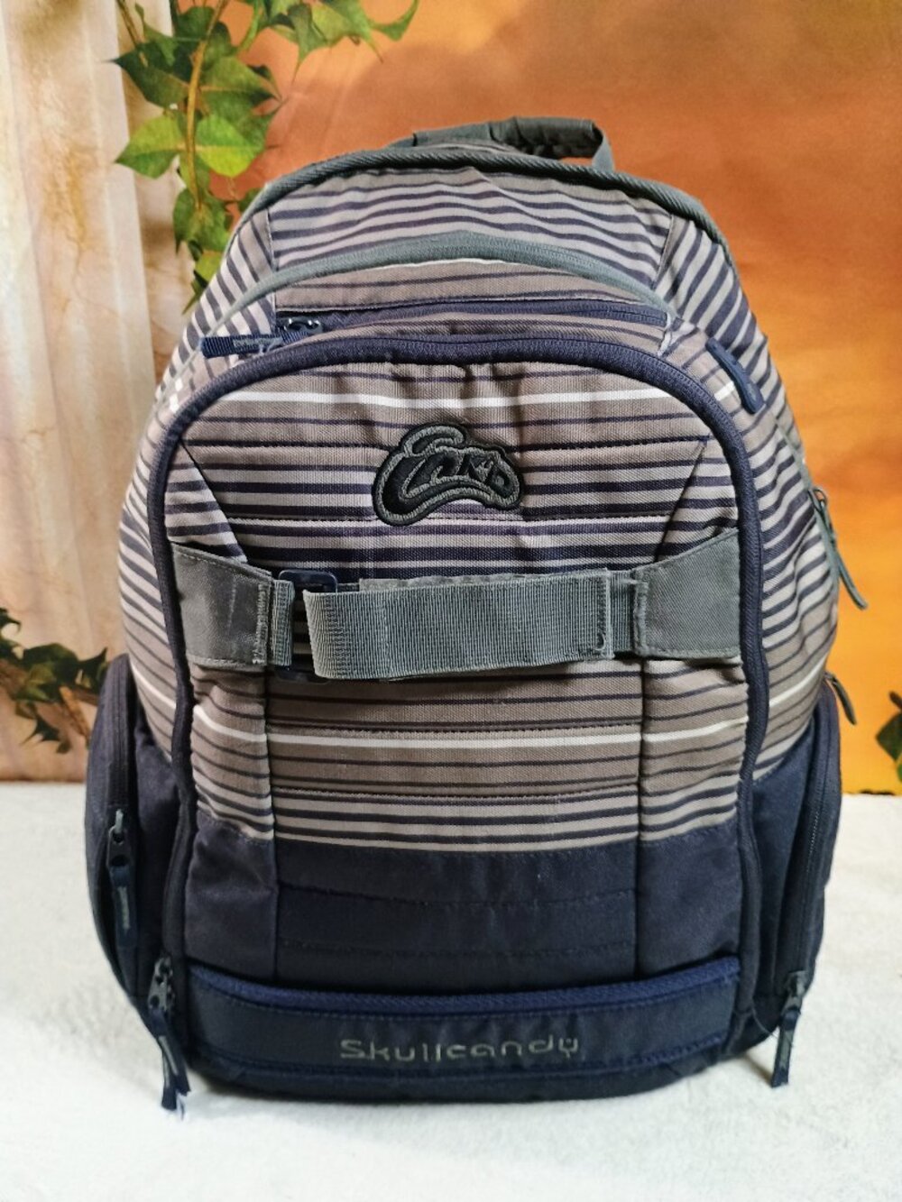 EUC VTG Skullcandy Navy Blue & Gray Striped Skateboard Backpack Tech Pocket